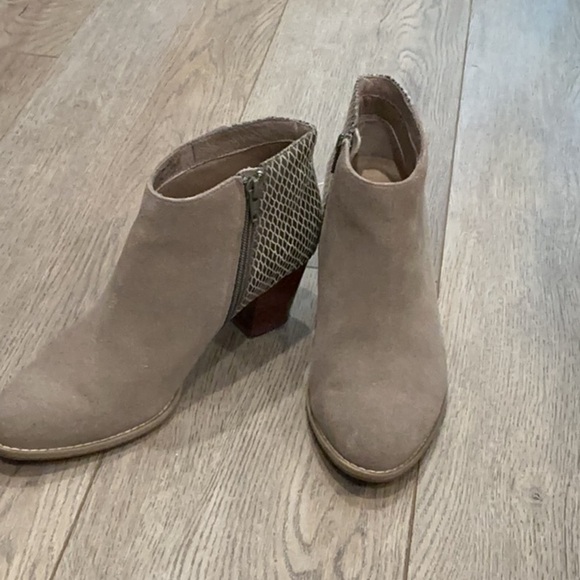 Vionic Bromley Taupe Heel Ankle Zip Booties Fall Winter Snake Print Size 8 - Picture 1 of 9